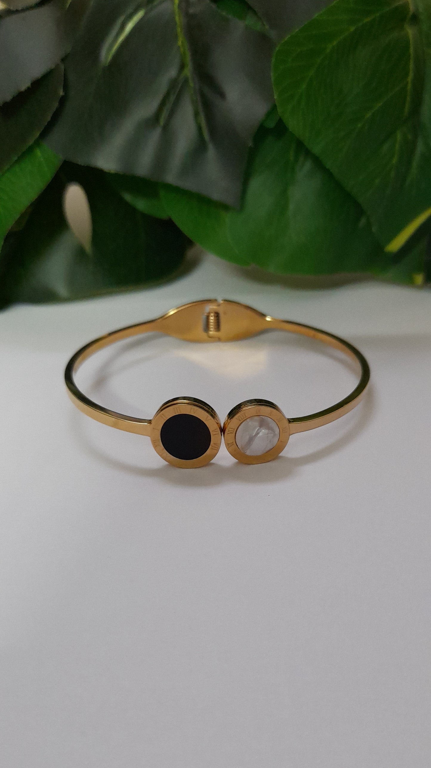 Black/White Shell Gold Bangle