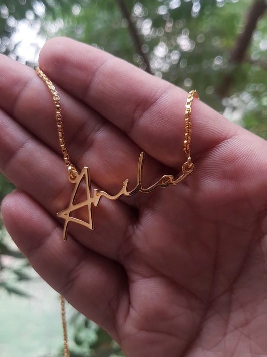 Gold Single Name Necklace Article 55