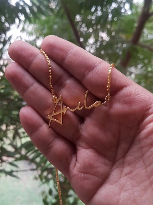 Gold Single Name Necklace Article 55
