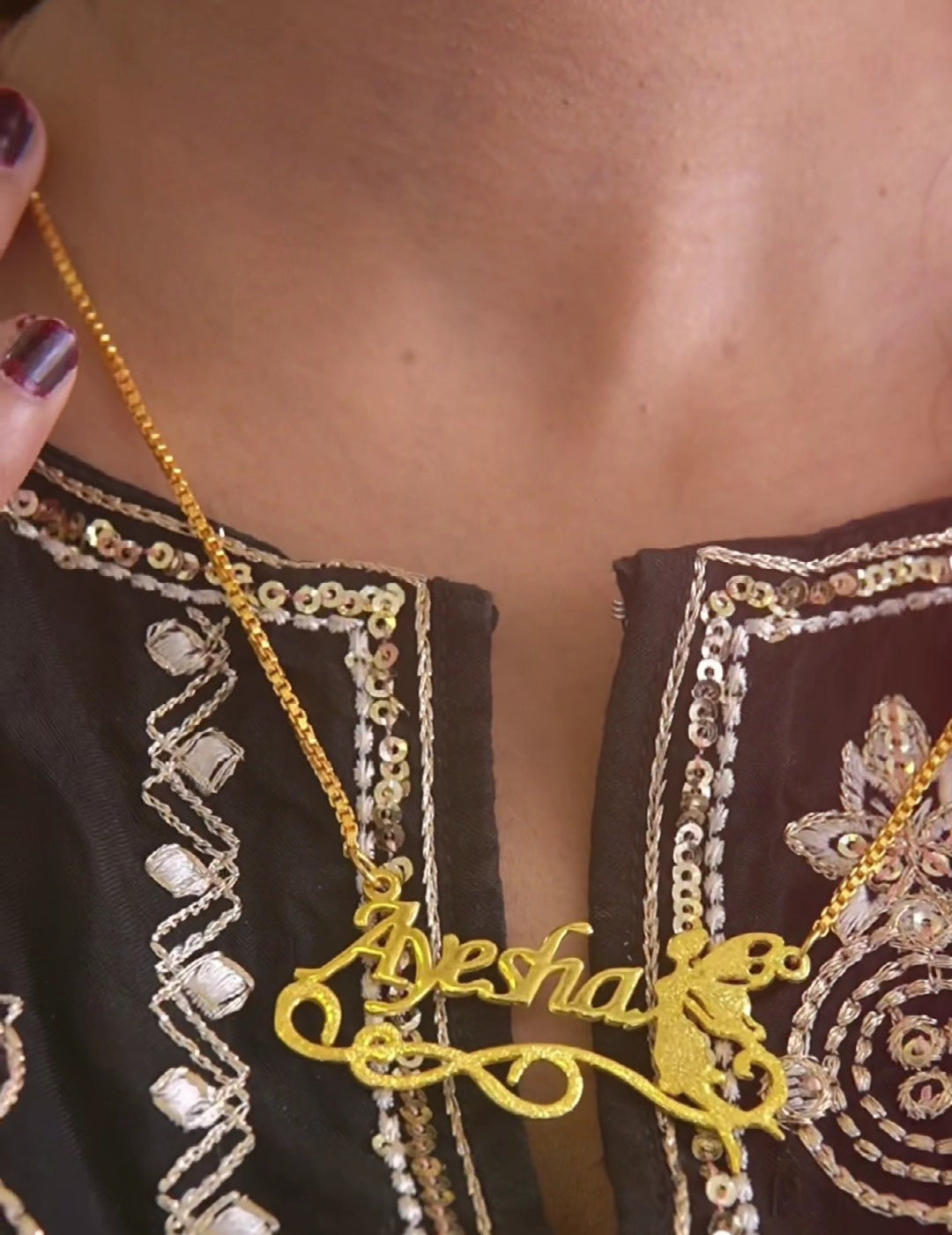 Gold Single Name Necklace Article 57